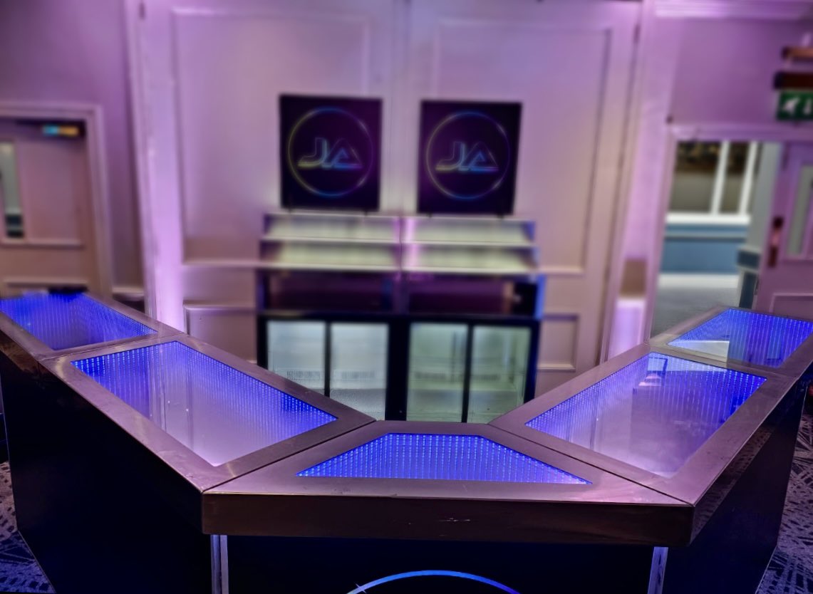 RhinoMobileBar's tweet photo. 🤩Infinity Mirror Tops 🤩
These special tops elevate every mobile bar to a diferent level of visual experience! 🪩
.
🔹Mobile bar EXAMPLE 13
🔹Infinity Mirror Tops
🔹Plain Black Finish + Decal
.
🔎Visit our website for more 👉🏻 https://t.co/VaXokQmxLZ
#bar #mobilebar #cocktails https://t.co/i41QJI9ZLJ