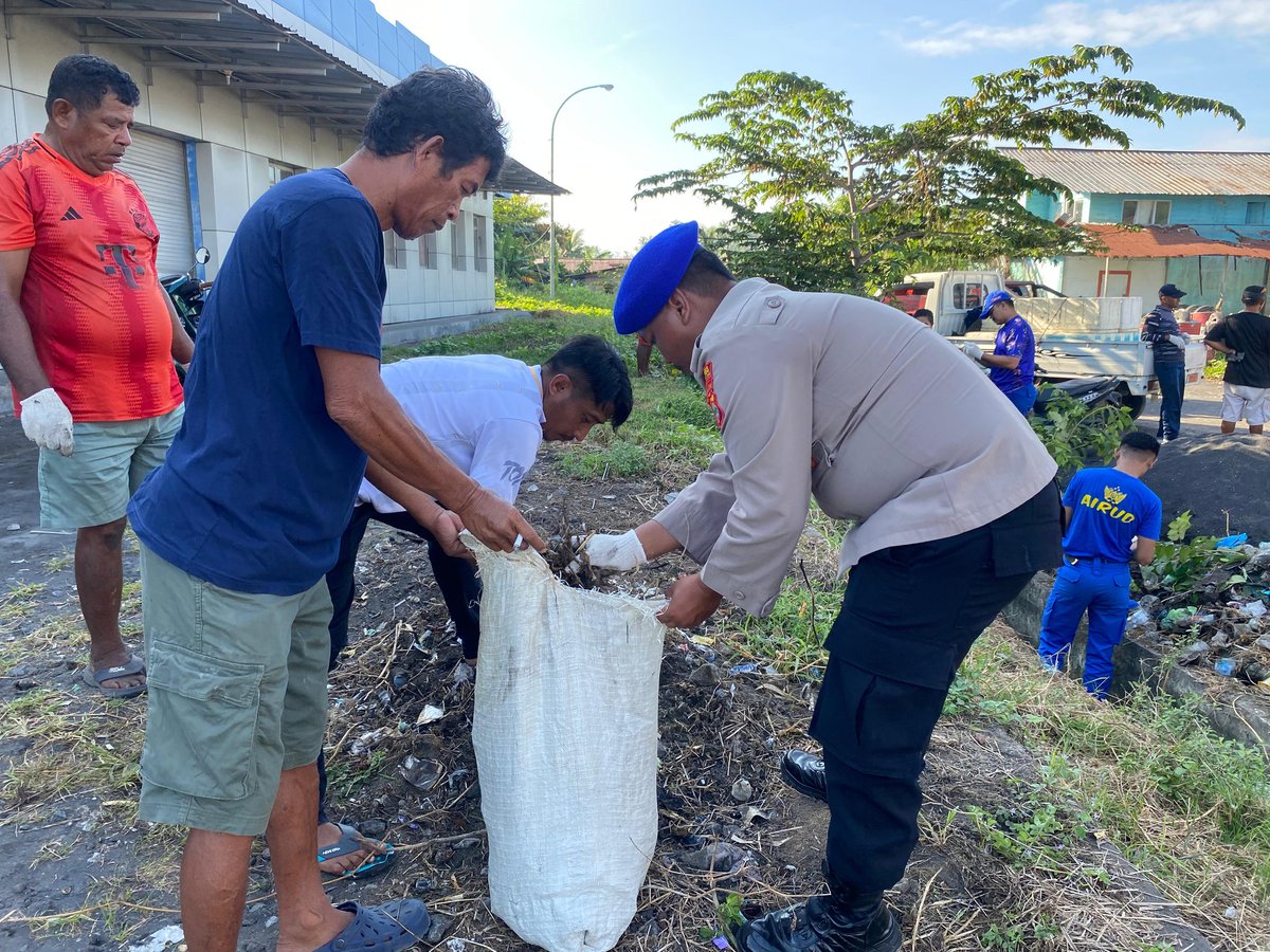polreshalut_'s tweet photo. Satuan Polairud Polres Halut bersama masyarakat gotong royong bersihkan pelabuhan tobelo, bersama kita jaga kelestarian lingkungan. https://t.co/ywNrxOivU0