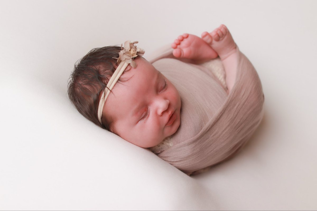 _sarahmalone's tweet photo. Two of my faves and a little action shot from newborn photography training! 

An absolute dream come true! 🥹

I cannot wait to continue this little journey in my own flat in June!! 💕🏡 https://t.co/AmmU2fus1G