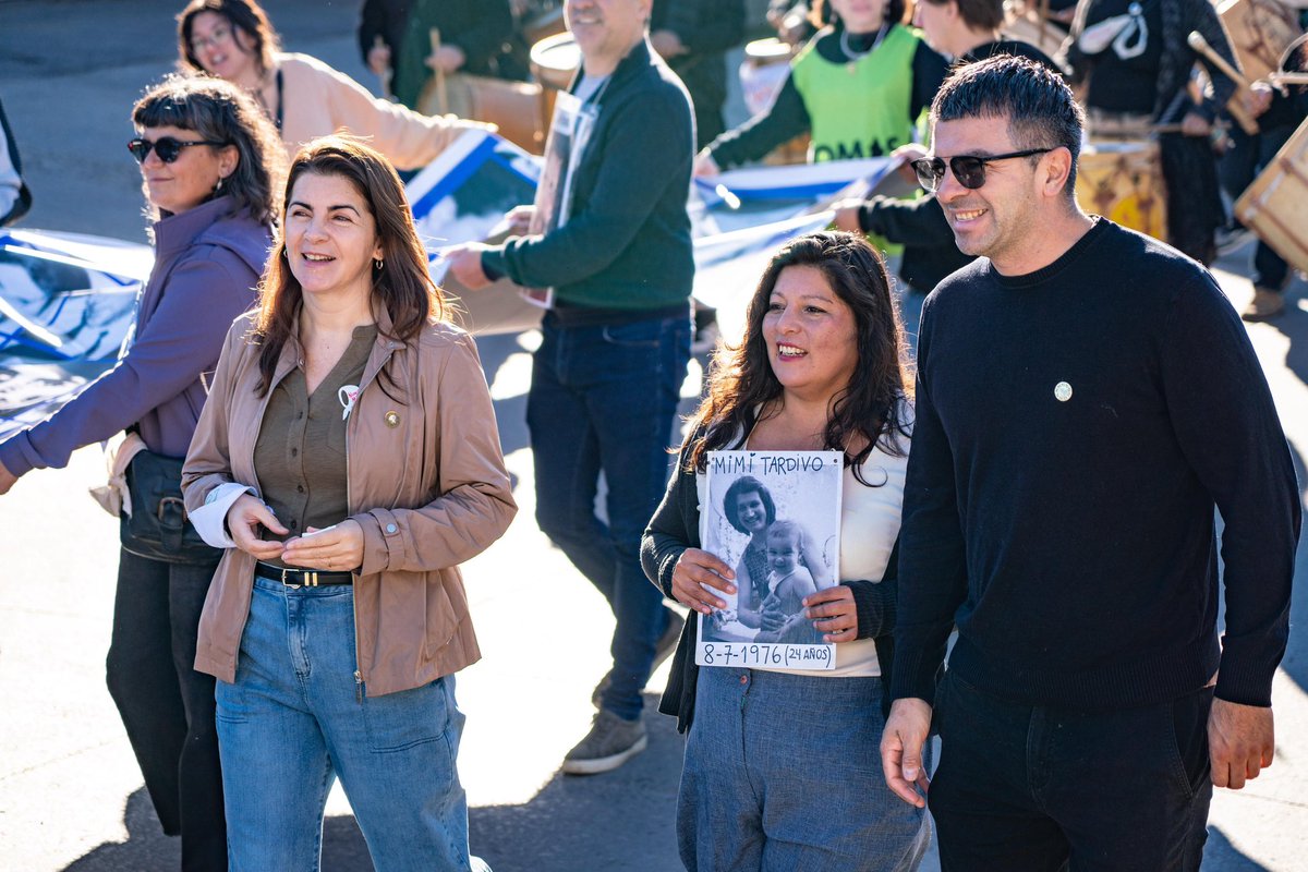 A 50 años del golpe militar, homenajeamos a las y los compañeros desaparecidos en el Panteón de la Memoria del Cementerio Municipal.

Ellas y ellos son una historia del presente, y no del pasado, porque los seguimos buscando. La lucha sigue y podemos transformar las cosas.

El