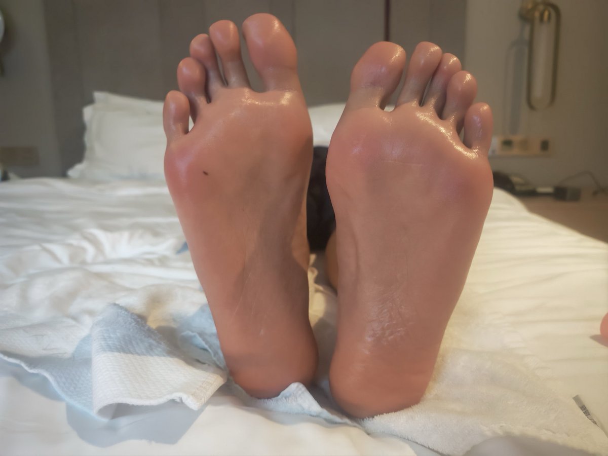 jun174957561's tweet photo. 再更几张脚 #脚底 #足底 #足控 #脚控 #脚心 #脚趾 #舔脚 #足控福利 #脚丫 #脚 #tk #くすぐり #挠脚心 #挠痒痒 https://t.co/3w2w0NKWH5