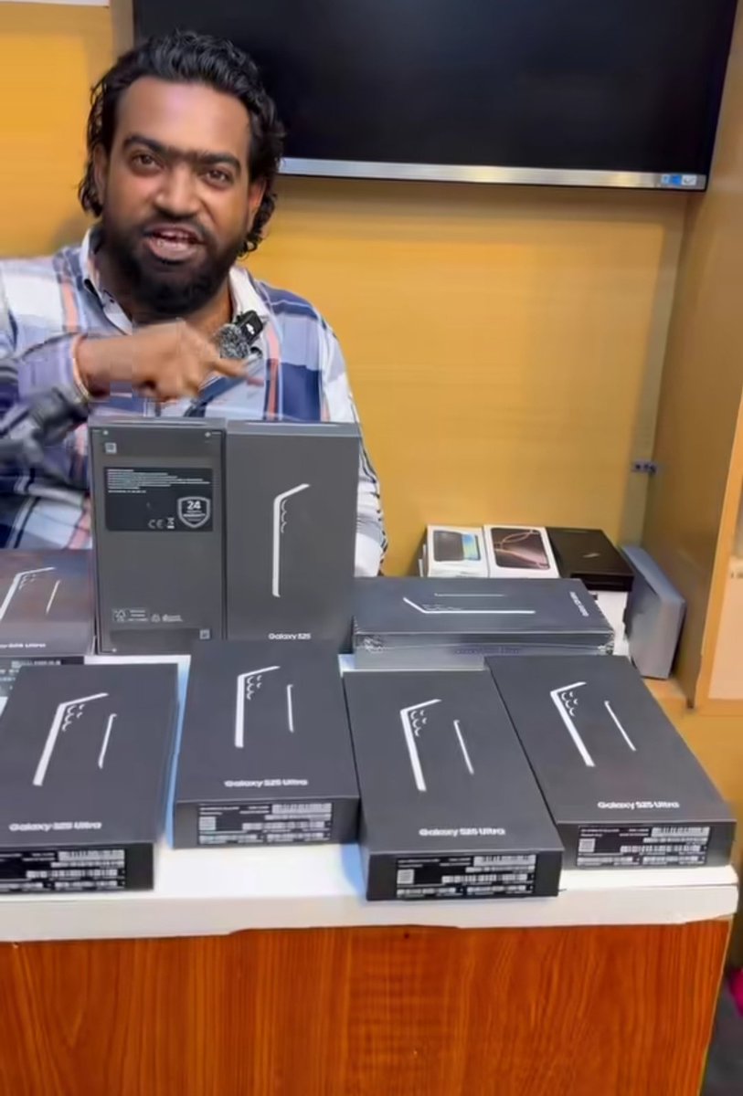 massuidentity's tweet photo. Sasa nenda kwa kina mugulu mchemba , kina kihita zagaramakono wakakupige za kichwa afu urudi METROZONE COMPANY LIMITED unalia.

Leo nina iphone 17 pro max zero kilometer njoo uchukue kwa million 2 na laki 5 tuu 😂🙌 https://t.co/U1UhapGTO6