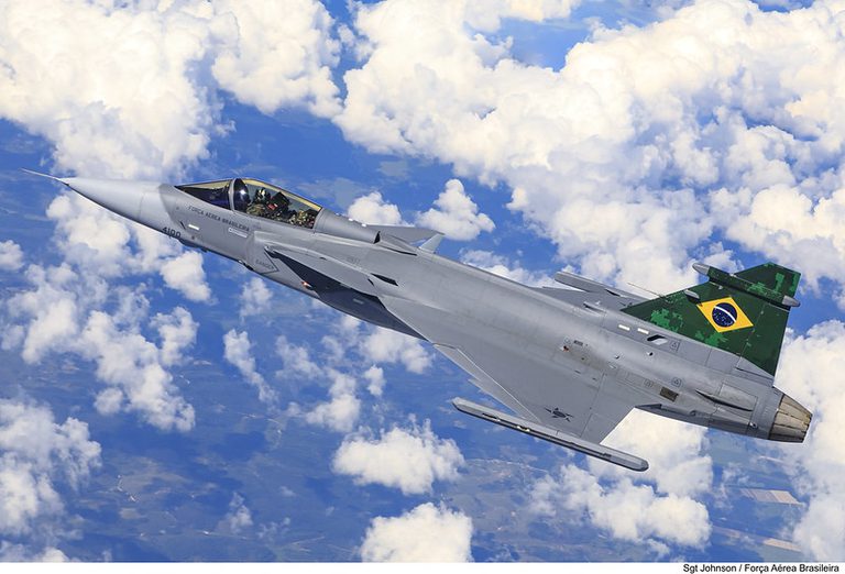 Rev_Embarque's tweet photo. ✈️🇧🇷 Em 2013, o Brasil escolheu a Saab para renovar a Força Aérea Brasileira com transferência de tecnologia.

Nesta quarta (25), Luiz Inácio Lula da Silva participa do lançamento do F-39E Gripen feito no país, com a Embraer. 🚀

Um avanço em soberania e inovação.🌎✨ https://t.co/yMq3reMzDg