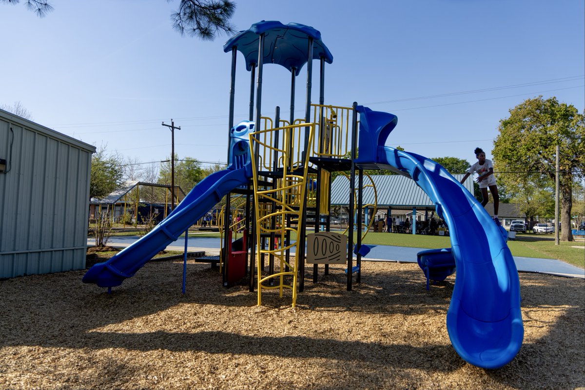 HouDistC's tweet photo. CM Kamin celebrated the ribbon cutting of the new Stevens ES @SPARK_Houston Park and mural alongside students, parents, and neighbors.
The school raised over $50K for the playground, and #DistC was proud to contribute an additional $10K to support the project. https://t.co/0wxhZL33UT