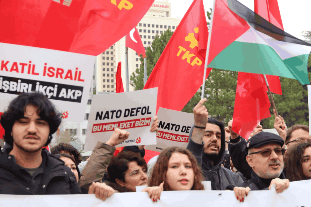 📢TKP'den Dışişleri önünde eylem: 'O imza geri çekilmeli'

📌TKP Ankara İl Örgütü, Dışişleri Bakanı Hakan Fidan'ın Riyad'da imzaladığı ve İran'ı suçlayan ortak bildiriyi protesto etti. Bakanlık önünde yapılan açıklamada, İsrail ve ABD saldırganlığının aklandığı belirtilerek "Bu