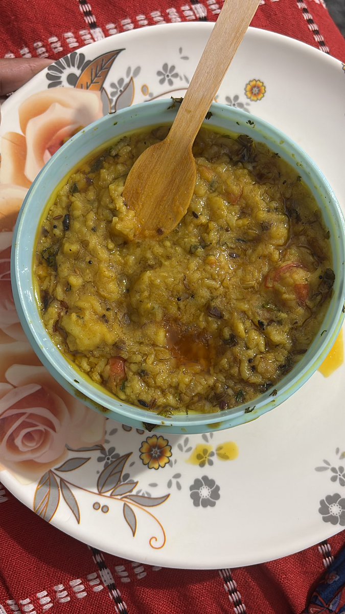 twinkle0693's tweet photo. @SwiggyCares @Swiggy Received completely inedible,oilsoaked khichdi excess oil even after draining. Horrible taste. Photos shared as proof. ₹20 coupon is unacceptable.Issue FULL refund/replacement immediately or I escalate legally
#Swiggy #PoorService #FoodSafety #CustomerRight https://t.co/9e3X5Chtih
