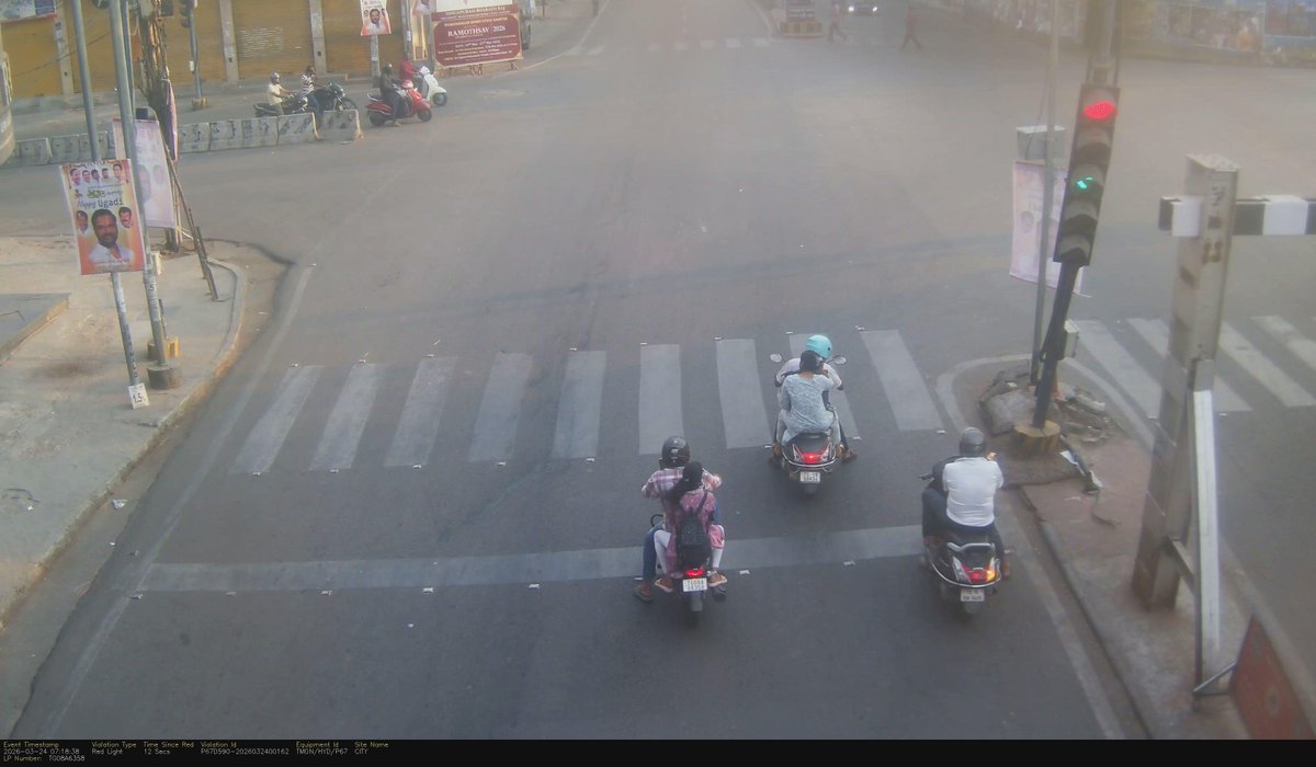 ganireddy's tweet photo. @SajjanarVC_IPS @TelanganaDGP 

Sir Just Front tyre White line Cross ayyindhi ani 235rs Fine veyyadam nyayama?? Signal cross chesthe vesina sare thappu Chesam ani Feel untunde. but idhi Just okka tyre Cross ithe fine veyyadam adhi kuda CC cam footage thisi veyyadam chala darunam. https://t.co/288uNwGQEE
