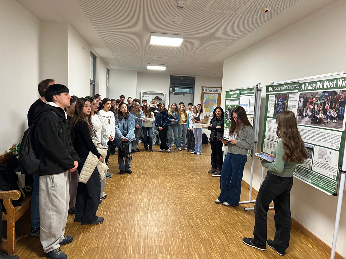 SilviaElices's tweet photo. Para comenzar el día los alumnos y alumnas de noveno grado nos presentaron una exposición preparada por ellos sobre cambio climático. Luego presenciamos un  experimento sobre el estado de la tierra y dejamos nuestras opiniones sobre el tema plasmadas en distintos pósters https://t.co/ffbq9zuk61
