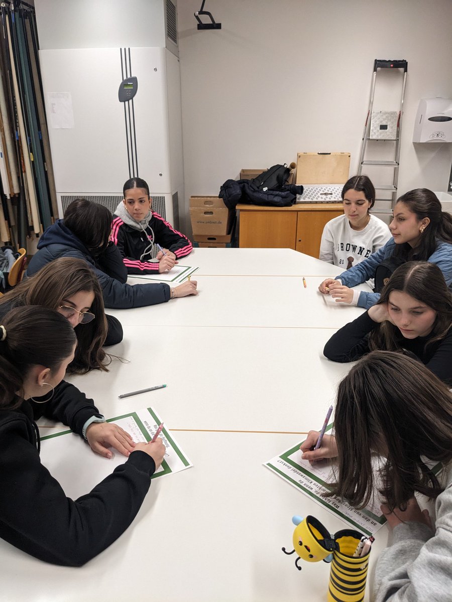 SilviaElices's tweet photo. Para comenzar el día los alumnos y alumnas de noveno grado nos presentaron una exposición preparada por ellos sobre cambio climático. Luego presenciamos un  experimento sobre el estado de la tierra y dejamos nuestras opiniones sobre el tema plasmadas en distintos pósters https://t.co/ffbq9zuk61