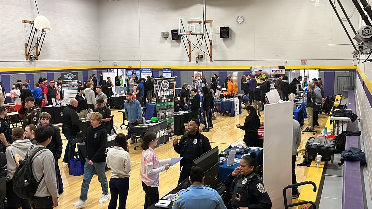 Cudahy_HS's tweet photo. CHS is very fortunate to have both a college fair and a career fair on site in the fall and spring respectively.  Today is the seventh annual spring career fair! https://t.co/edEQGRq4V9