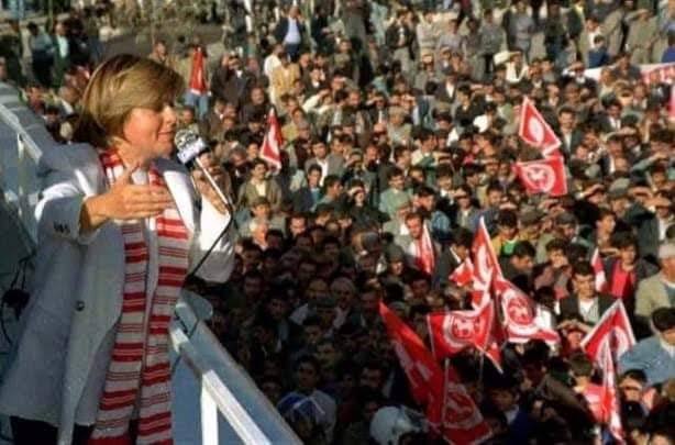 Tansu Çiller'in Erzurum mitinginde pıttığını halka feda etmesi