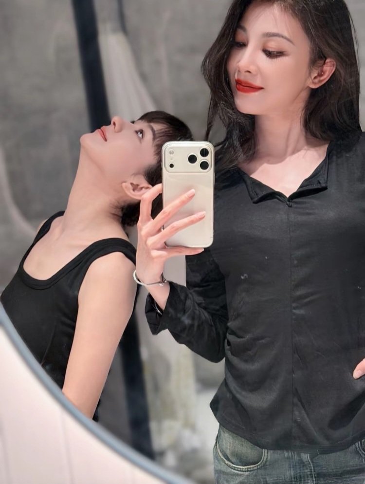 𝐋𝐈𝐘𝐈𝐍𝐆. tweet media