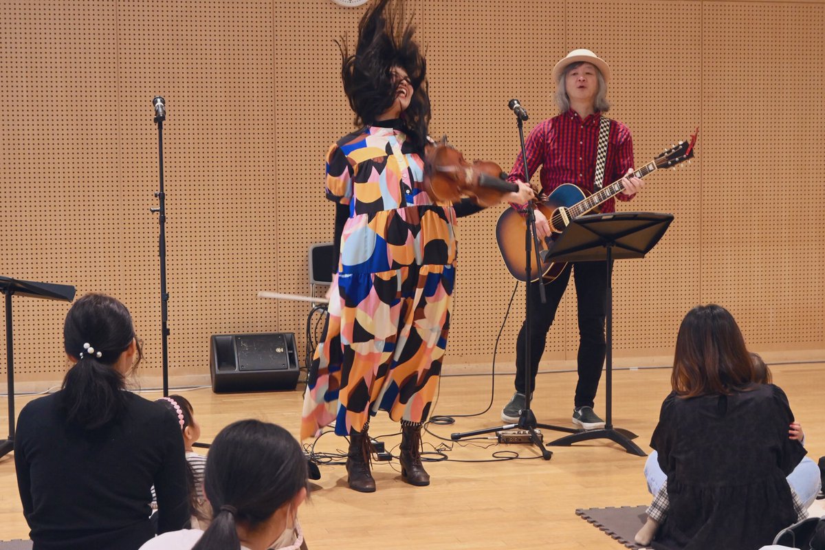 子ども公演、超たのしかった！！
それが一目で伝わる最高の写真いただきました！！髪の毛びょーん！！

子ども達の前で、夫婦で弾いてきました。
写真だけで、ブイブイ具合、楽しかった具合が丸わかりですね。
30分の2公演でしたが、毎回汗だく😂

みんな最高！天才！超超超可愛かったー！！