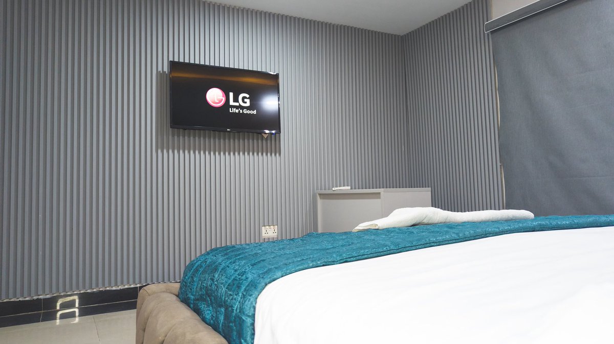 Realtor_NG's tweet image. We have another affordable Jem 😍 

Price: 30k/night 

📍Community Road, Yaba

For more enquiries or bookings, please send a DM or contact 08136905517, 08142690783, 08063122537. 

#Shortlets #shortletsunder50k #shortletsinlagos #affordableshortletinlagos