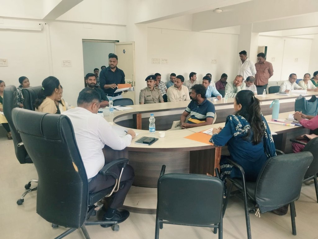 આજરોજ મામલતદાર કચેરી, ગણદેવી ખાતે તાલુકા સ્વાગત કાર્યક્રમમાં હાજરી આપી અરજદારશ્રીઓની પ્રશ્નો સાંભળી નિયમોનુસાર તાત્કાલિક નિકાલ માટે સંબધિત વિભાગને સૂચના આપવામાં આવી.
#grievanceredressal
#TalukaSwagat 
#GramSwagat