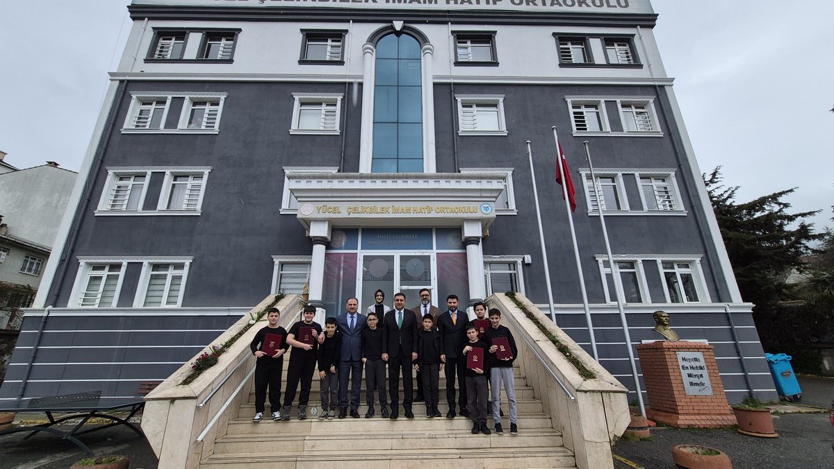 istanbulilmem's tweet photo. 🔻 İl Millî Eğitim Müdürümüz Murat Mücahit Yentür, Yücel Çelikbilek İmam Hatip Ortaokulunda düzenlenen Hafızlık İcazet Töreni’ne katıldı. 

Öğrencilere icazet belgelerini takdim eden Müdürümüz, öğrencilerimizi tebrik etti; bu anlamlı başarıda emeği geçen öğretmenlerimize ve velilerimize teşekkürlerini iletti. 

📍Ümraniye

@tcmeb @Yusuf__Tekin @MucahitYentur