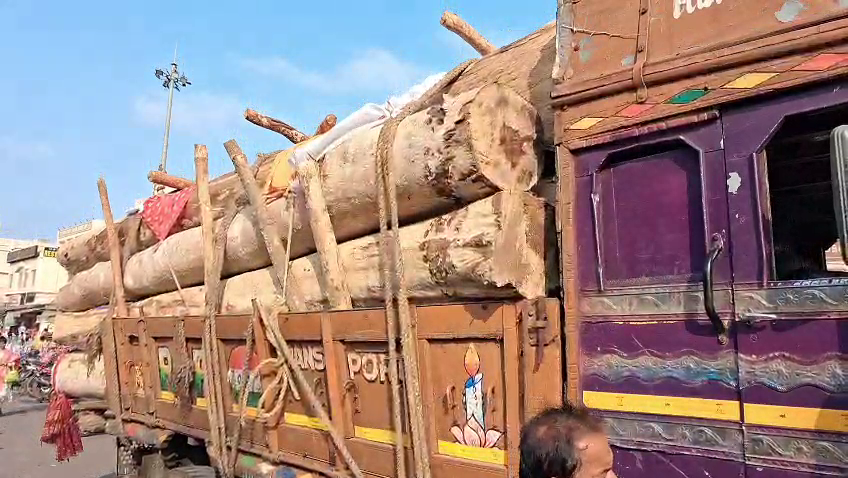 otvkhabar's tweet image. #ଫଟୋରେ_ଖବର
ପୁରୀରେ ପହଞ୍ଚିଲା ଦ୍ୱିତୀୟ ପର୍ଯ୍ୟାୟ ରଥକାଠ। ଗଞ୍ଜାମ ଭଞ୍ଜନଗରରୁ ୨୦ ଫୁଟିଆ ୧୫ ଖଣ୍ଡ ଧଉରା କାଠ ରଥଖଳାରେ ପହଞ୍ଚିଲା।
#RathaKatha #Puri #Ganjam #Odisha #OTV