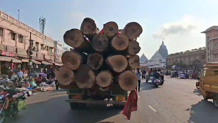 otvkhabar's tweet image. #ଫଟୋରେ_ଖବର
ପୁରୀରେ ପହଞ୍ଚିଲା ଦ୍ୱିତୀୟ ପର୍ଯ୍ୟାୟ ରଥକାଠ। ଗଞ୍ଜାମ ଭଞ୍ଜନଗରରୁ ୨୦ ଫୁଟିଆ ୧୫ ଖଣ୍ଡ ଧଉରା କାଠ ରଥଖଳାରେ ପହଞ୍ଚିଲା।
#RathaKatha #Puri #Ganjam #Odisha #OTV