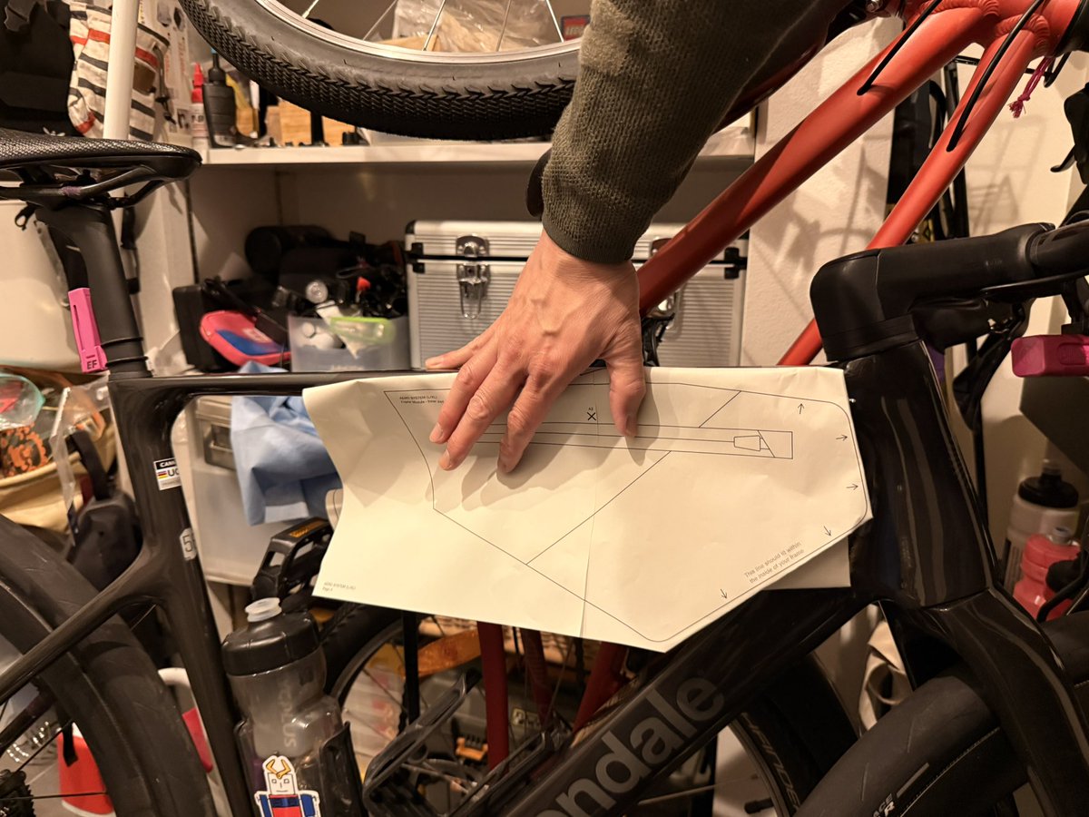 kumarou's tweet photo. 型紙を当てる。XLでいいな!#Apidura https://t.co/Xa7pFPaPXV