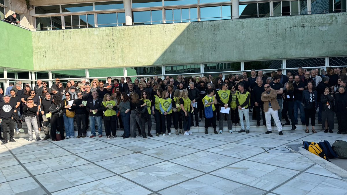 rtvpublicalucha's tweet photo. En la segunda jornada del II Encuentro de #rtvspublicasenlucha nos sumamos a los #martesnegros de Canal Sur contra la manipulación y la externalización y en defensa de la estabilización de las trabajadoras temporales ✊🏾 https://t.co/D9uB5iZfrO