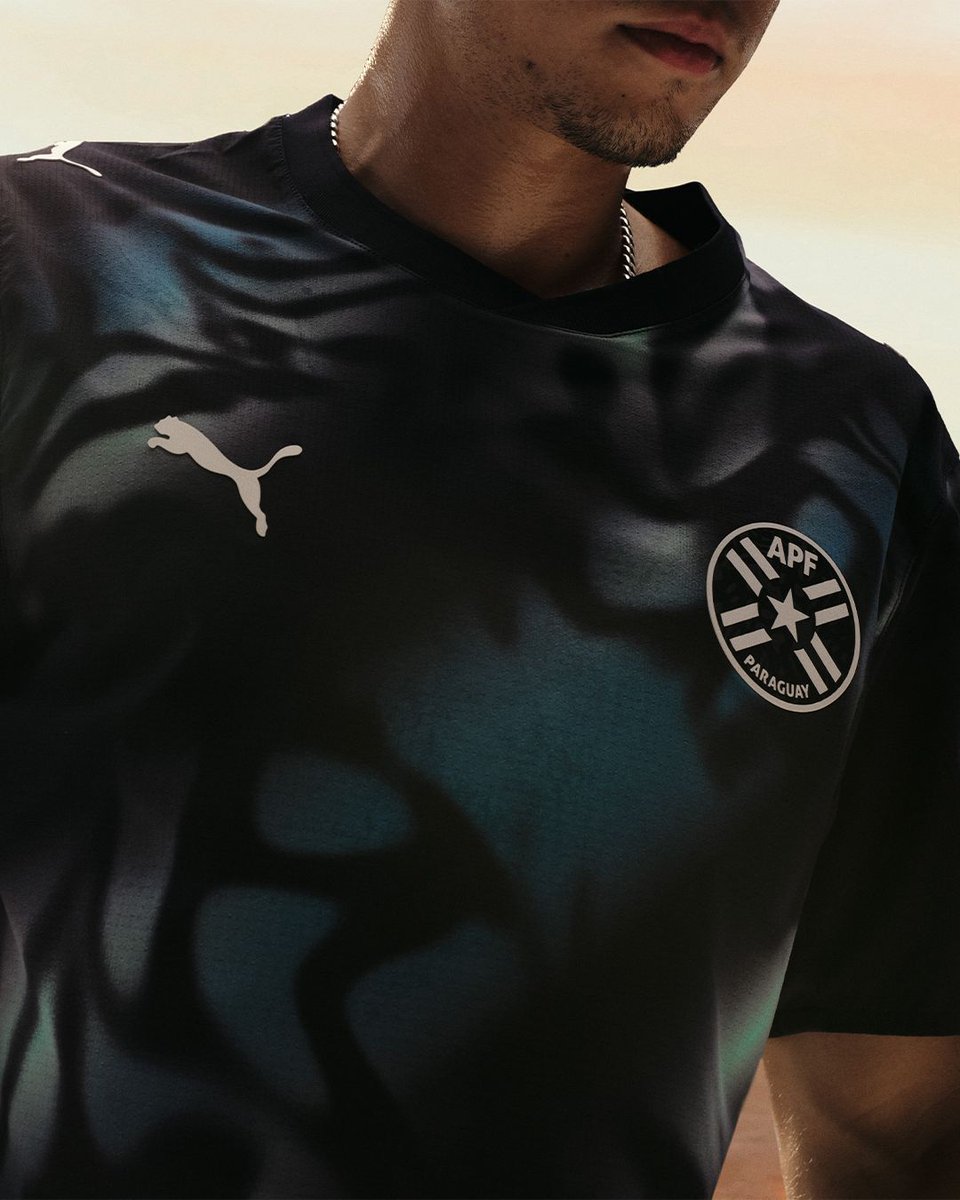 classicshirts's tweet photo. 🚨 𝑺𝑯𝑰𝑹𝑻 𝑨𝑳𝑬𝑹𝑻: The new Paraguay Away shirt 🇵🇾      

Featuring a deep, camouflage-like pattern in shades of black and teal, creating movement and unpredictability 

What do you think?🤔 https://t.co/AGxuk0bP6m