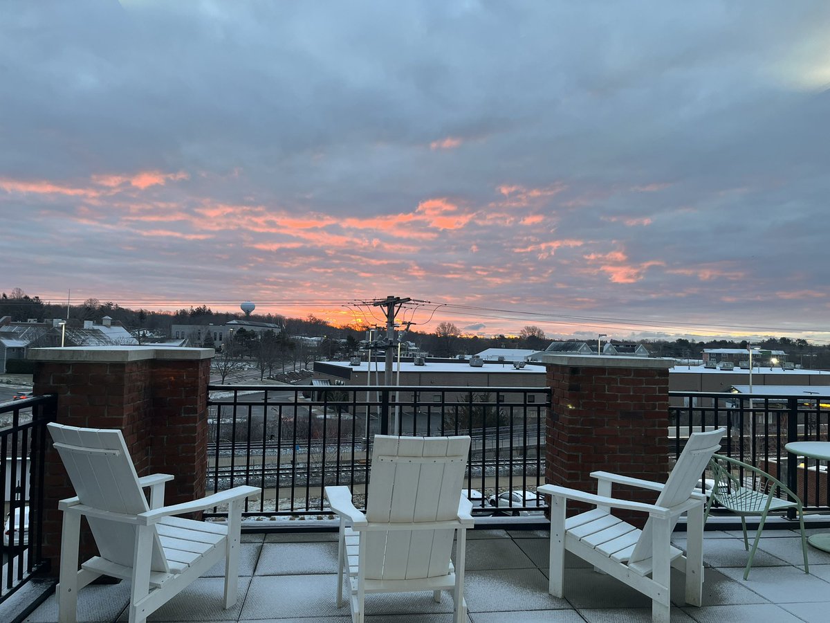 MusicWebb's tweet photo. Beautiful sunrise makes up for the dusting of snow we had. @Met_CindyFitz https://t.co/oZ6VNNcwyB