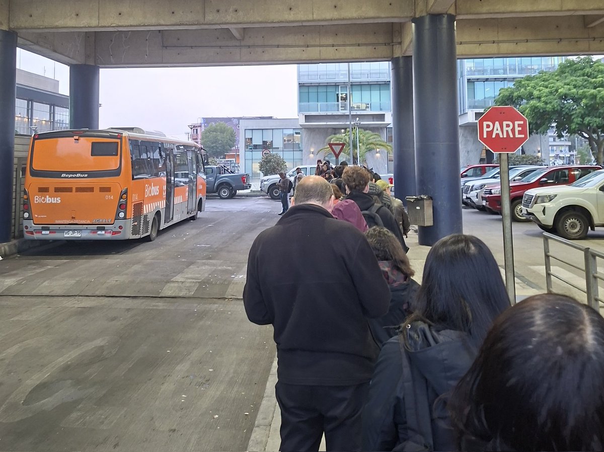 Juan_Yamil's tweet image. Hablemos de la gestión del #Biobus que hace @EFE_Biotren 
L gente espera un bus que podría salir ya, pero dejan esperando a la gente de pié.