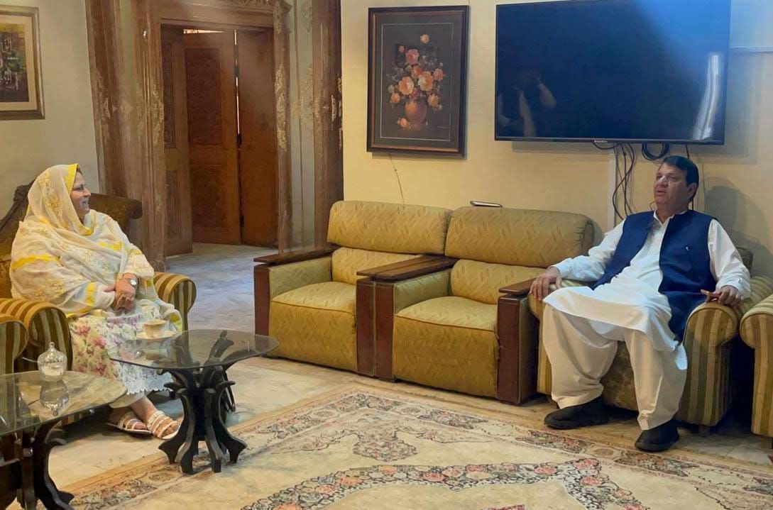 NaziaSy's tweet photo. اج بمورخہ 24 مارچ 2026 پشاور۔ عیدالفطر کے چوتھے روز سیدہ نازیہ شاہ صوبائی وائس پریزیڈنٹ پاکستان مسلم لیگ ن خیبر پختون خواہ نے  وفاقی وزیر و صدر پاکستان مسلم لیگ ن خیبرپختونخوا انجینئرامیرمقام سے انکے رہائشگاہ ، کینٹ پشاور میں ملاقات کی۔

#Eid #4thdDay #EidUlFitr #Peshawar https://t.co/5BcHF93tIl