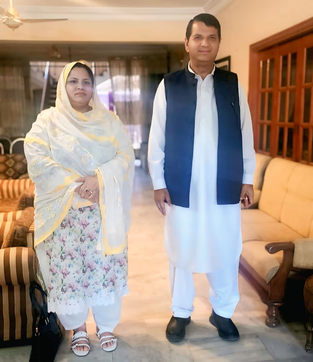 NaziaSy's tweet photo. اج بمورخہ 24 مارچ 2026 پشاور۔ عیدالفطر کے چوتھے روز سیدہ نازیہ شاہ صوبائی وائس پریزیڈنٹ پاکستان مسلم لیگ ن خیبر پختون خواہ نے  وفاقی وزیر و صدر پاکستان مسلم لیگ ن خیبرپختونخوا انجینئرامیرمقام سے انکے رہائشگاہ ، کینٹ پشاور میں ملاقات کی۔

#Eid #4thdDay #EidUlFitr #Peshawar https://t.co/5BcHF93tIl