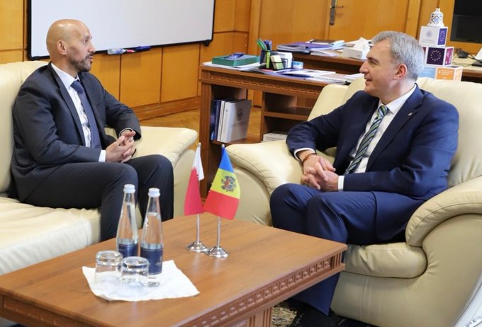 QNA_Espanol's tweet image. El viceprimer ministro y ministro de Desarrollo Económico y Transformación Digital de #Moldavia se reúne con el embajador de #Qatar
#QNA 
bit.ly/4taRWO5