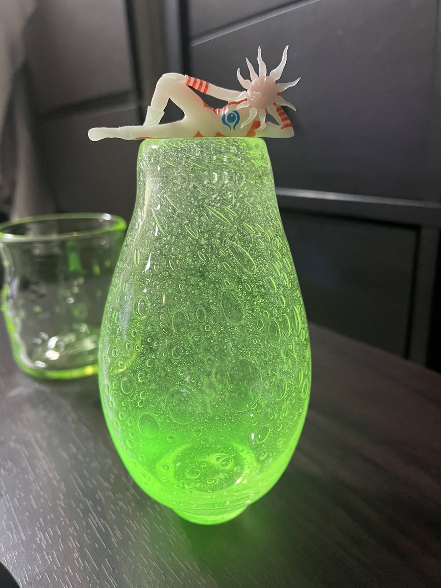 amaguriko's tweet photo. ウランガラスで作った一輪挿し届いた！
今度のお休みにお花買いに行こう🌸 https://t.co/jWkPlJNcyD