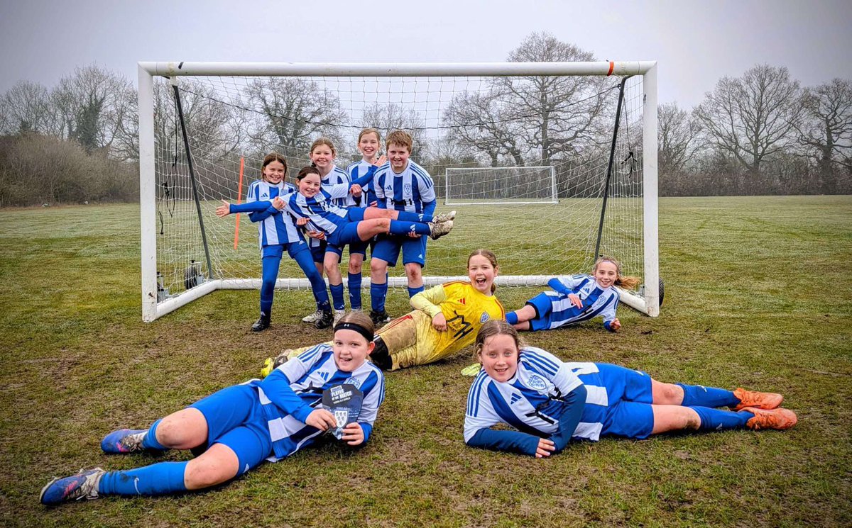 Teamgrassroots_'s tweet photo. 🗣️Show us your team
#Shoutout to York R.I Under 10 Girls team.
Some of these girls play a year up, it’s only their second season together and they are enjoying holding their own against the strong teams in our league.
💙🤍 #YorkRI
#TeamGrassroots #GRF #GrassrootsFootball https://t.co/DQGhaq3QBX