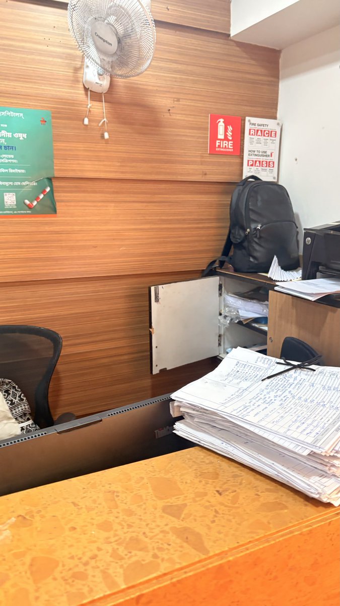 sabitric's tweet photo. @ManipalHealth Kolkata Salt Lake - what a chaotic state of processes ! Extreme delay - no customer follow up and floor managers are unavailable- they leave their systems #unlocked and disappear. 
Security Guards are sitting watching YouTube video! Arguing with patient party. https://t.co/wYnGznN8Q9