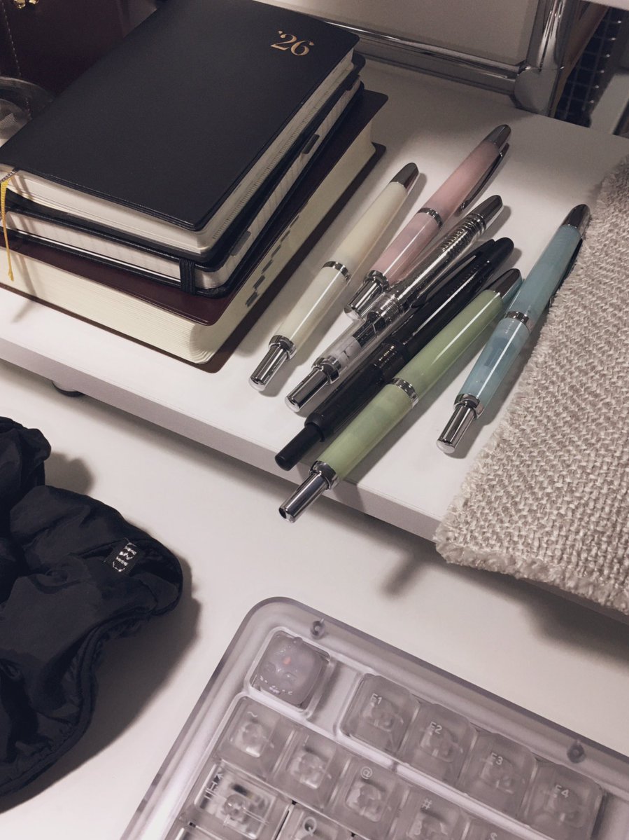 지금의 나
만년필 만지고 싶은데 엉엉