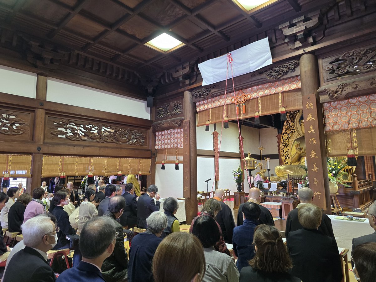 Chusonji_Temple's tweet photo. 天治3年(1126)3月24日、中尊寺落慶供養法要が営まれ
本日はその900周年にあたります
記念として本堂に扁額(へんがく)を掲げ、除幕式を催行いたしました✨
『諸佛摩頂之場（しょぶつまちょうのにわ）』の一句は中尊寺建立供養願文より引用したものです
＃中尊寺　＃平泉 https://t.co/FLMHnvnVDK