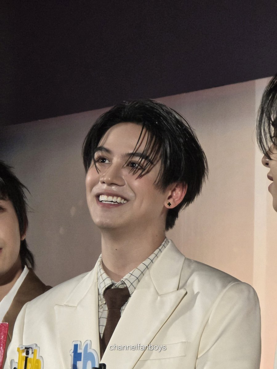 swittylck's tweet photo. he really looks like davin... how can i move on from that summer...😭😭😭

#CatForCashFinalEP #satangks https://t.co/GEPho1Vnk0