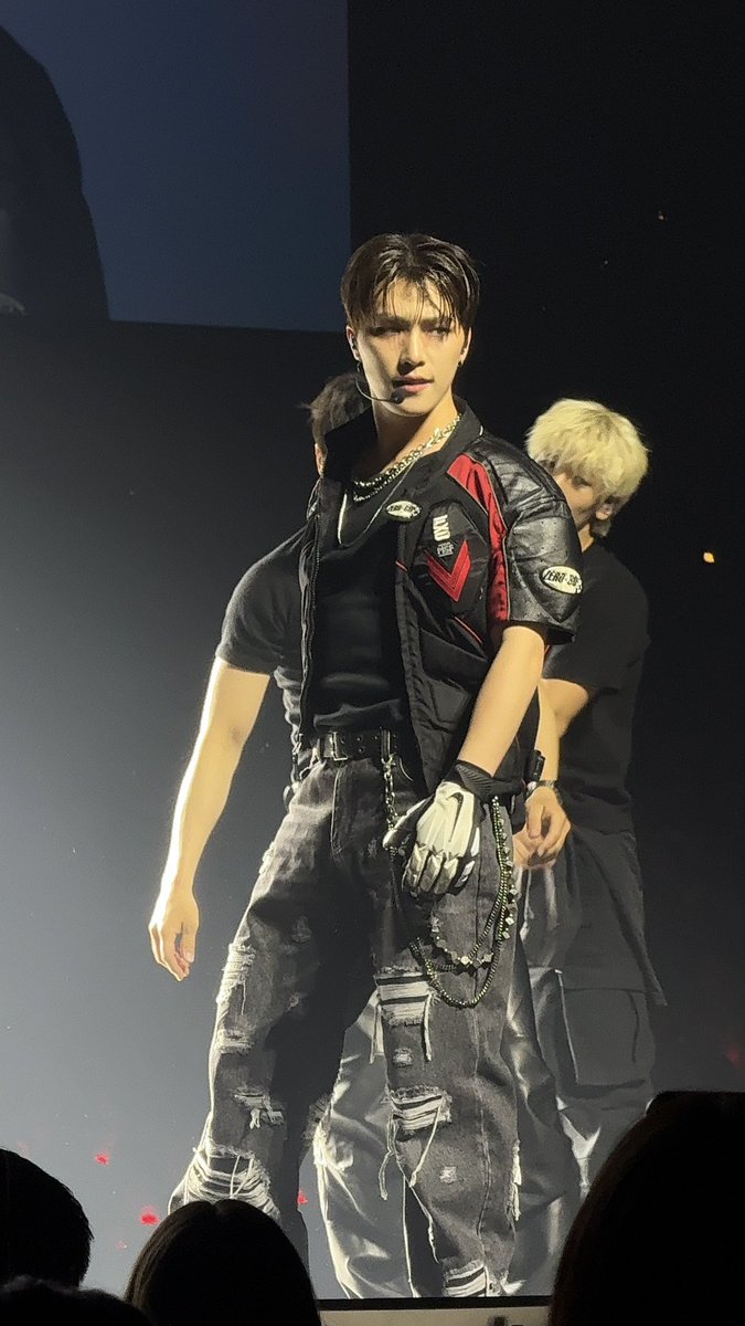 _urlastdance_'s tweet photo. 같은사람이라고 https://t.co/a8gCVl6FfN