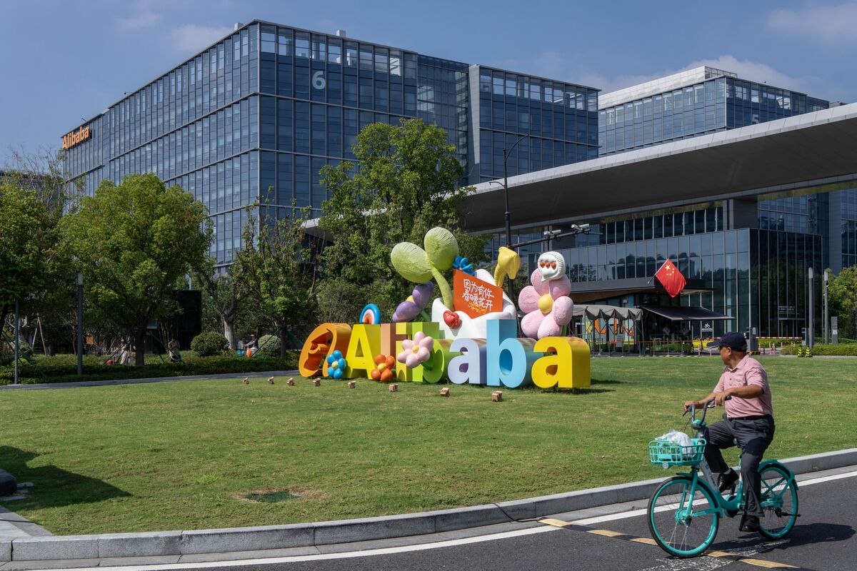 WJones_Global's tweet photo. US Turns to China’s Open-Source AI

Founders and academics across the U.S. are increasingly adopting China’s leading open-source AI models for research and innovation. https://t.co/bt8LIIAqGm