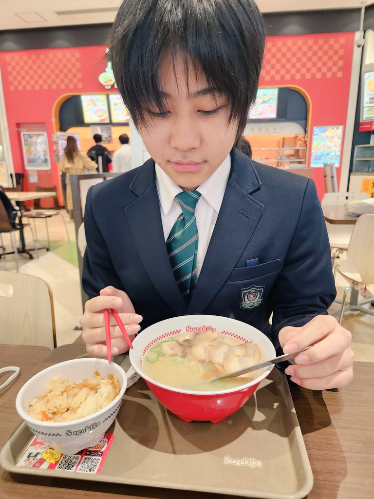 今日は高校のオリエンテーションにいってきました！
久しぶりの中学の制服着るのは最後です🫣