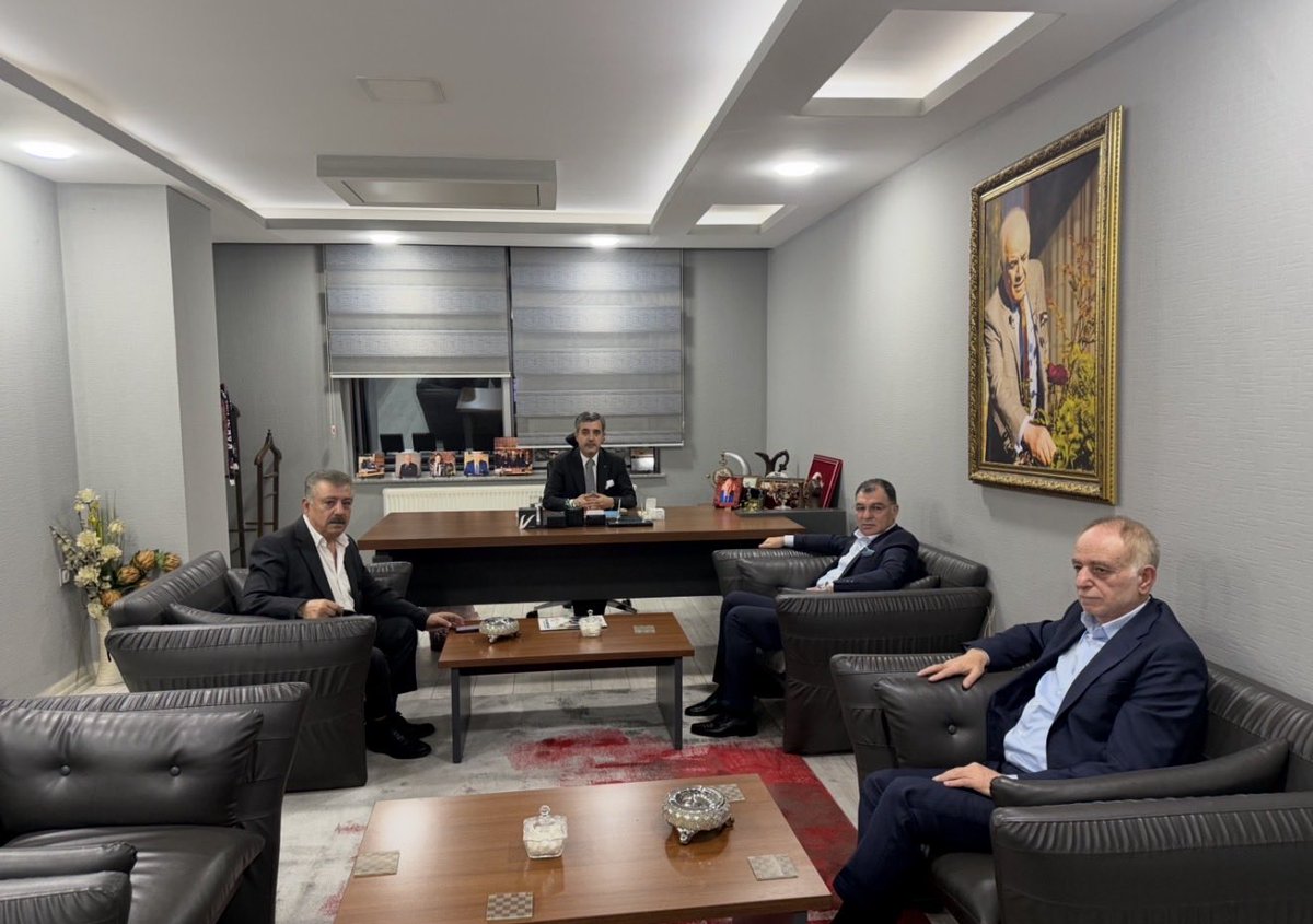 Bugün kıymetli misafirlerim Niyazi Demir, Şükrü Demir ve Hisar eski belediye başkanımız Zübeyir Kaya’nın ziyareti bizler için ayrı bir anlam taşıdı.

Geçmişten bugüne uzanan dostluğun, vefanın ve samimiyetin en güzel örneklerinden birini daha yaşadık.

Nazik ziyaretleri için