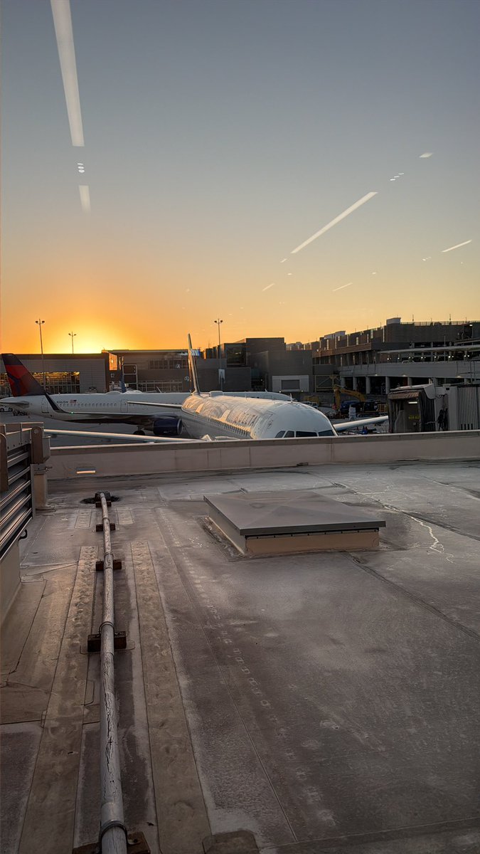 JeremySpund's tweet photo. Hey @FLLFlyer @FAANews who’s bright idea was it to park a plane in the middle of the terminal tarmac blocking everyone? Now we’re all delayed and will miss our connections…. Unreal and fucking incompetent…. https://t.co/3CNYfhMAtZ