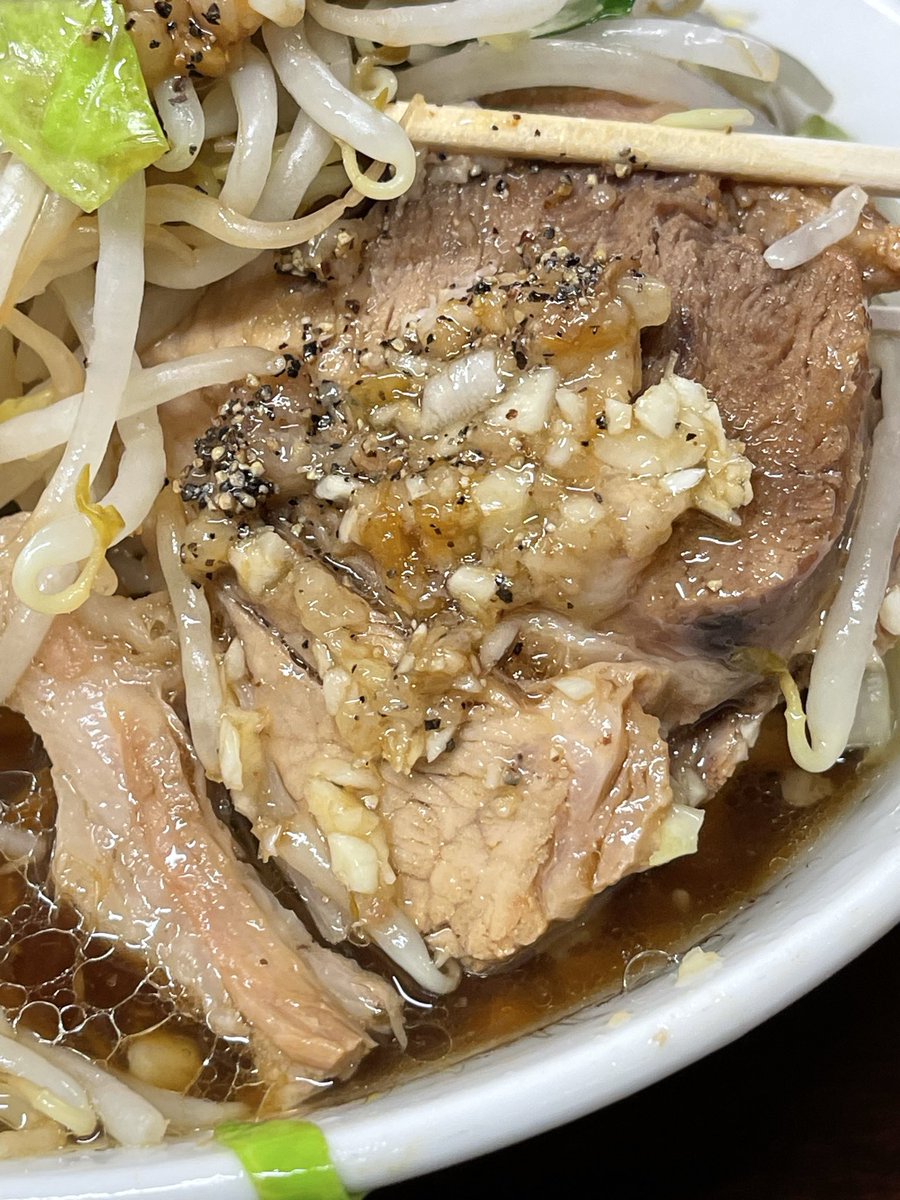 pukuns34's tweet photo. ラーメン二郎めじろ台店！
マラソンしてからシャワーでサッパリ
向かうはめ二郎！���ラーメン野菜
ニンニクアブラで頂きました。
非乳化スープにワシワシ麺が合う
非乳化豚エキスビンビンのスープが旨い😋豚もいつもながら味染みて旨い
今夜も美味しかったですご馳走様でした
＃ラーメン二郎めじろ台店 https://t.co/Bk1aTSKb5Q