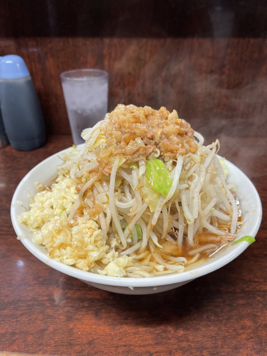 pukuns34's tweet photo. ラーメン二郎めじろ台店！
マラソンしてからシャワーでサッパリ
向かうはめ二郎！���ラーメン野菜
ニンニクアブラで頂きました。
非乳化スープにワシワシ麺が合う
非乳化豚エキスビンビンのスープが旨い😋豚もいつもながら味染みて旨い
今夜も美味しかったですご馳走様でした
＃ラーメン二郎めじろ台店 https://t.co/Bk1aTSKb5Q