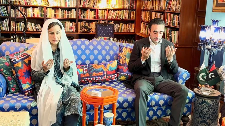 _BeingWolf's tweet photo. Chairman Pakistan Peoples Party Bilawal Bhutto Zardari and First Lady and Member of National Assembly Bibi Aseefa Bhutto Zardari have expressed their condolences to PPP Vice President Senator Sherry Rehman on the death of her daughter Marvi Khursheed Malik.
@BBhuttoZardari https://t.co/zxwoWMfYJB