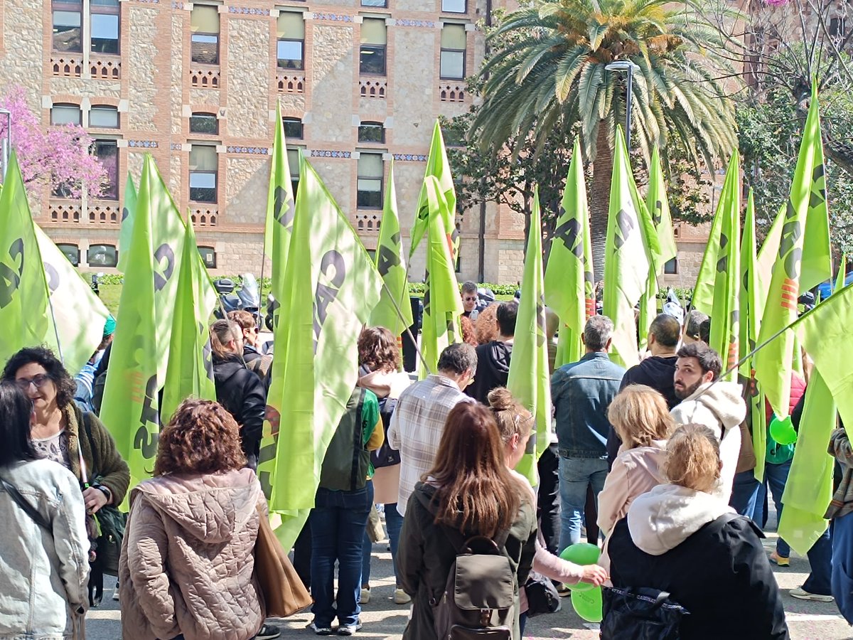catacctsiac's tweet photo. Avui hem fet sentir la nostra veu davant la Conselleria de Salut. Hem denunciat un acord injust i hem defensat unes condicions laborals dignes i una sanitat pública forta i de qualitat.  
La plantilla mereix respecte, transparència i decisions que posin les persones al centre. Continuarem treballant i organitzant-nos per transformar aquesta realitat. 
Qui lluita pot perdre, qui no lluita està perdut.

#NoAl3rAcord
#SanitatPublica
#TreballDigne
#RespectePelsProfessionals
#LluitaLaboral