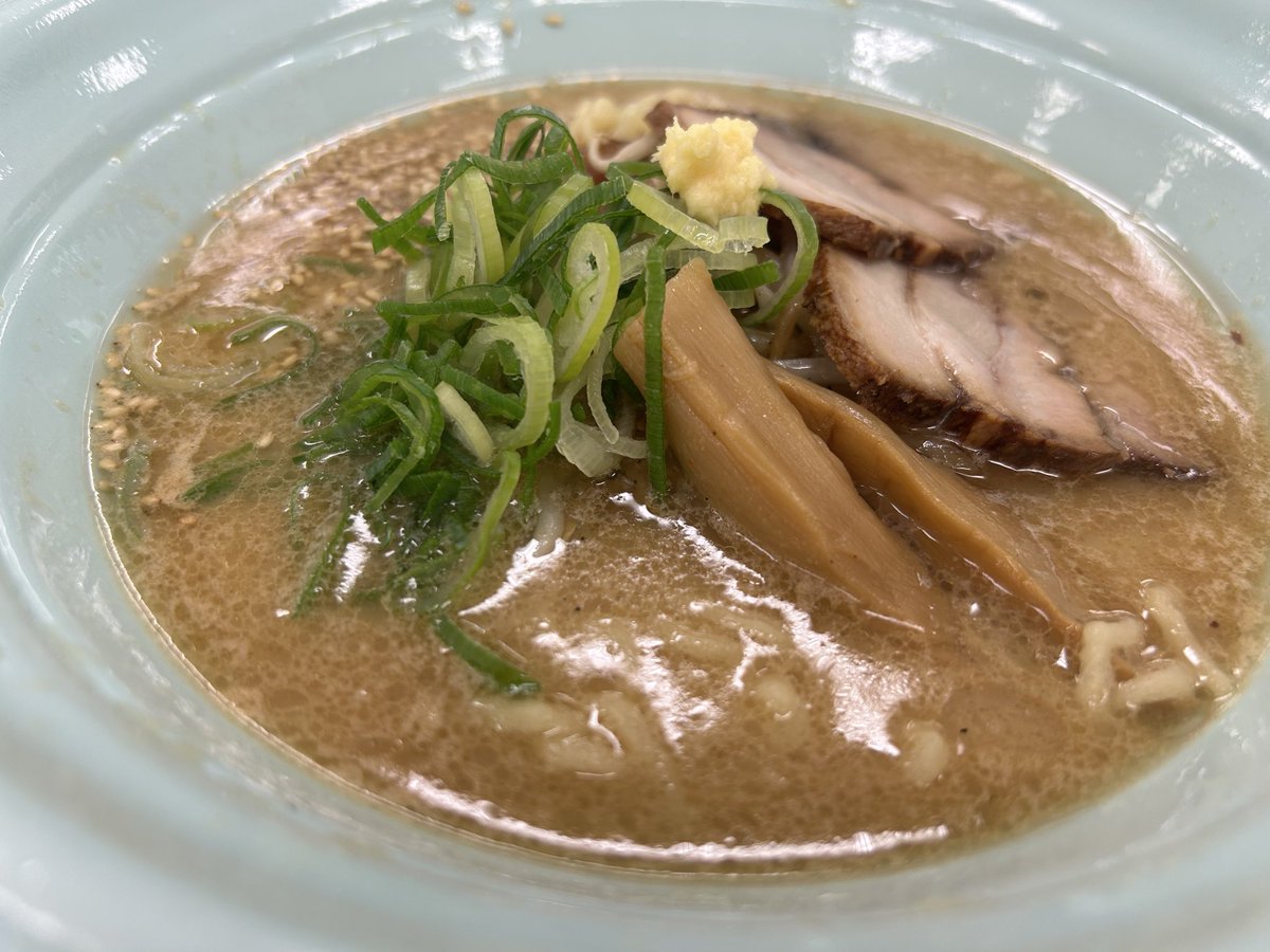 hide37811's tweet photo. 今日は京王百貨店の北海道展で我流麺舞飛燕の味噌ラーメンで昼食
鶏白湯の味噌でコクはあるがまろやかな味わいで焦がしラードと生姜が効いた今まで食べたことない美味でした✨
期間中にもう一度来て一番有名な塩も食べてみたいですね！

#新宿　#我流麺舞飛燕　#大北海道展 https://t.co/mssenfsNog