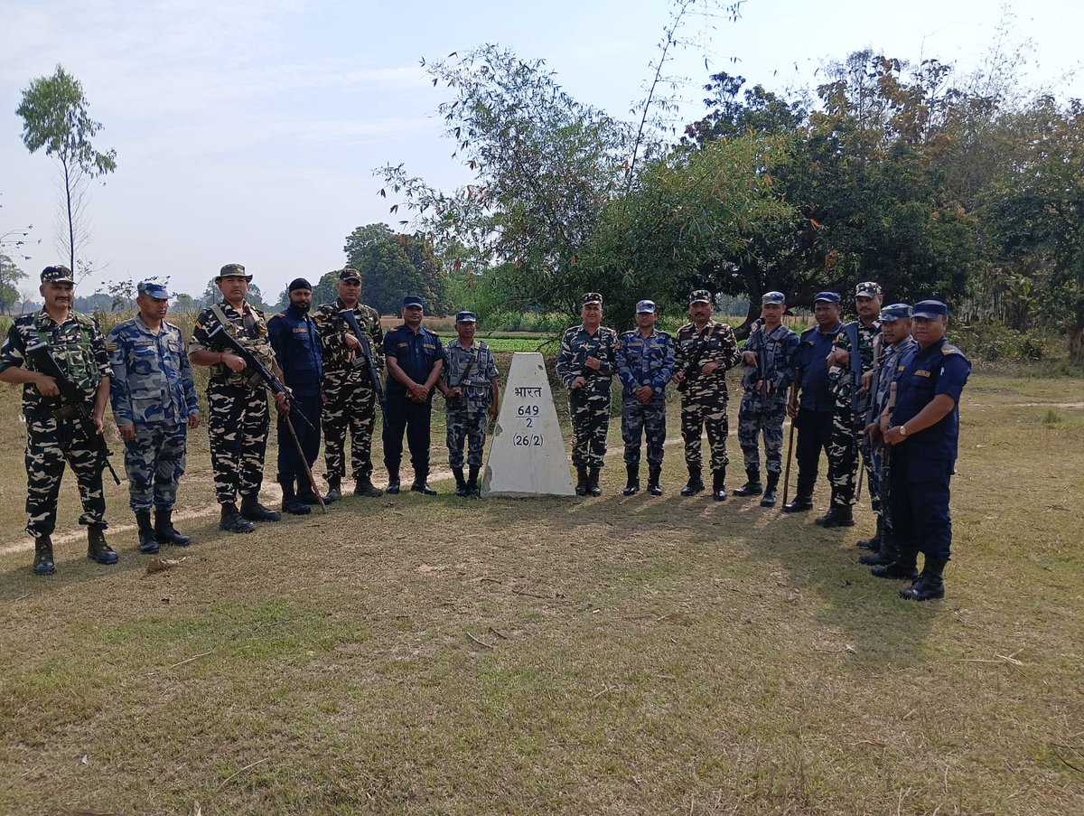 42bnssb_INDIA's tweet photo. सीमा पर हर कदम सतर्कता का,
SSB और नेपाल APF की संयुक्त गश्ती—सुरक्षा और सहयोग का मजबूत संदेश। 🇮🇳🇳🇵
#JointPatrol #SSBIndia #NepalAPF #BorderAlert #SeemaSuraksha #StrongBorders #UnityInAction #IndiaNepal
@SSBFTRLUCKNOW @SSBFTRGUWAHATI_ @Sandiksha_SSB @21BnSSB_INDIA @ssbshqpilibhit https://t.co/81sfBQQ0WN