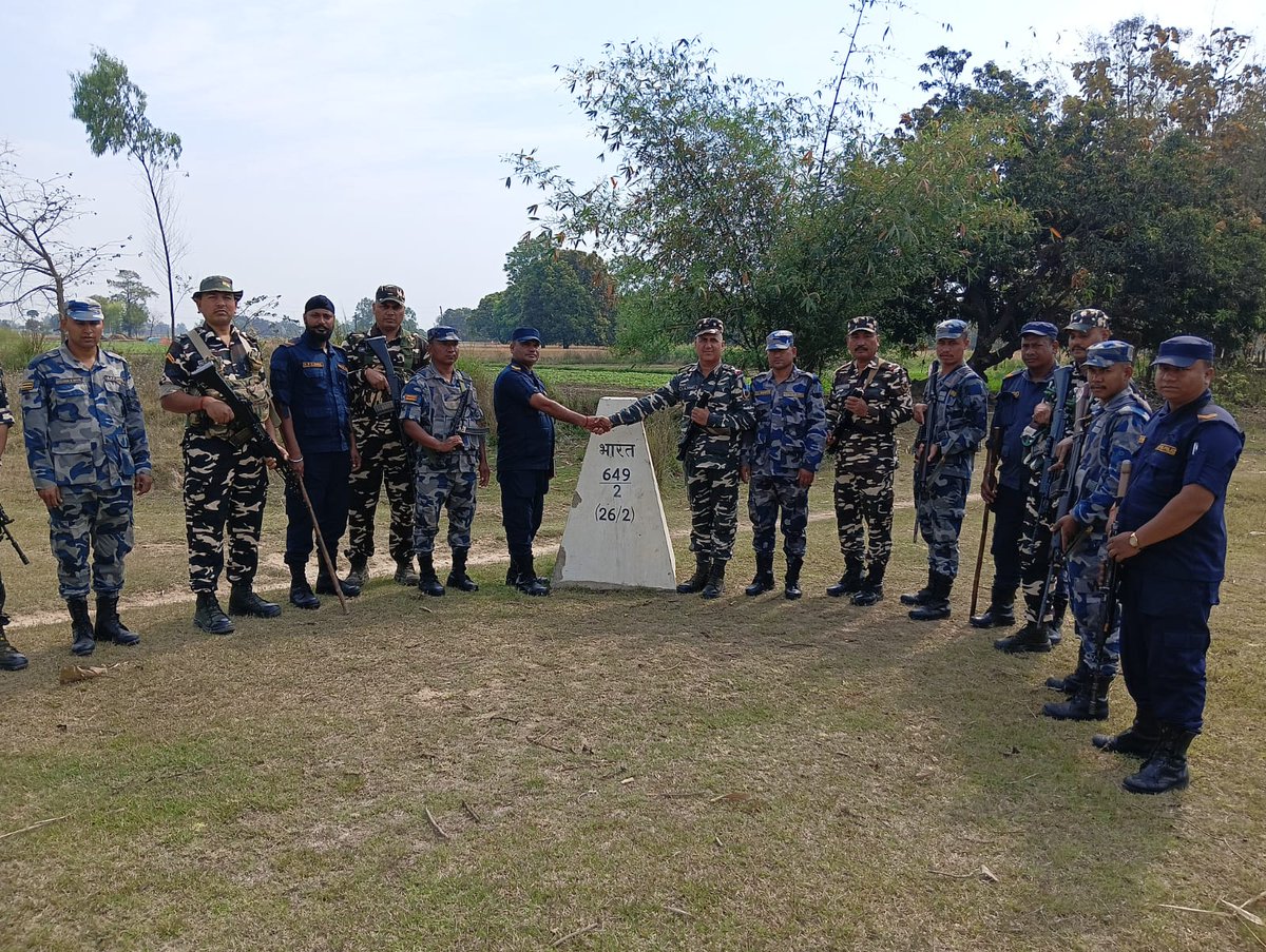 42bnssb_INDIA's tweet photo. सीमा पर हर कदम सतर्कता का,
SSB और नेपाल APF की संयुक्त गश्ती—सुरक्षा और सहयोग का मजबूत संदेश। 🇮🇳🇳🇵
#JointPatrol #SSBIndia #NepalAPF #BorderAlert #SeemaSuraksha #StrongBorders #UnityInAction #IndiaNepal
@SSBFTRLUCKNOW @SSBFTRGUWAHATI_ @Sandiksha_SSB @21BnSSB_INDIA @ssbshqpilibhit https://t.co/81sfBQQ0WN