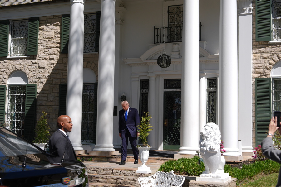 LaPresse_news's tweet image. Memphis, il presidente degli Stati Uniti Donald Trump in visita a Graceland. Il tour istituzionale fa tappa nella storica tenuta di Elvis Presley nel Tennessee.

Segui LaPresse.it 
#DonaldTrump #Graceland #Memphis #Usa #LaPresse
