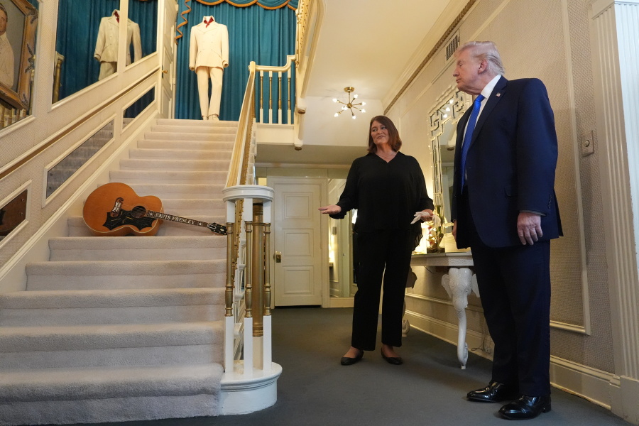 LaPresse_news's tweet image. Memphis, il presidente degli Stati Uniti Donald Trump in visita a Graceland. Il tour istituzionale fa tappa nella storica tenuta di Elvis Presley nel Tennessee.

Segui LaPresse.it 
#DonaldTrump #Graceland #Memphis #Usa #LaPresse
